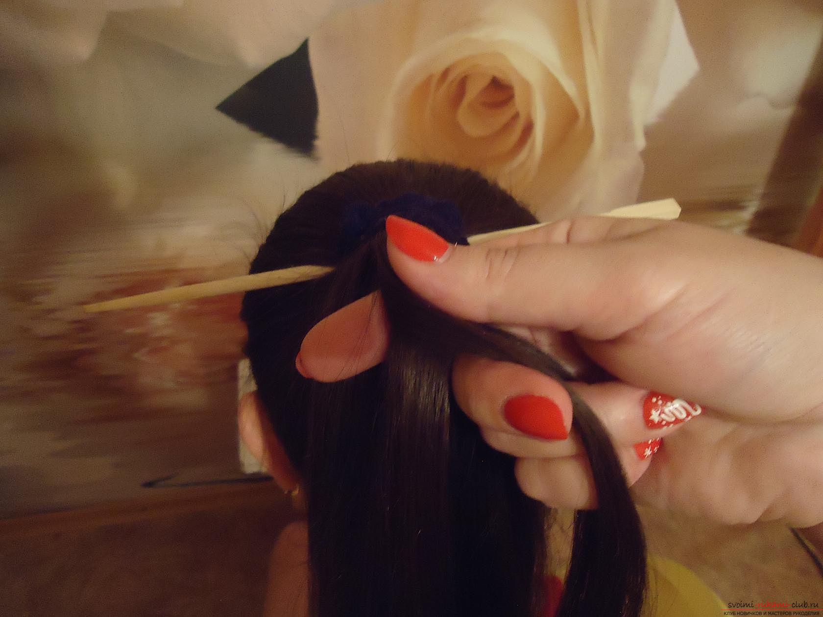 Если вы хотите знать как плести французскую косу с помощью китайской палочки, наш мастер-класс прически с плетением для вас.. Фото №10